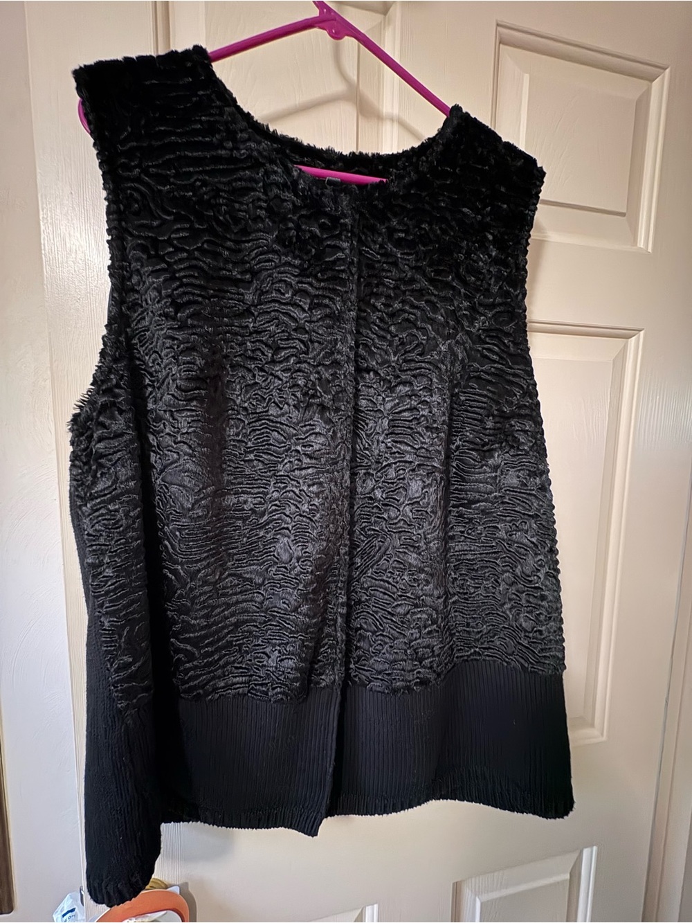 Adrianna Papell Black Faux-Fur Textured Sleeveless Sweater Vest